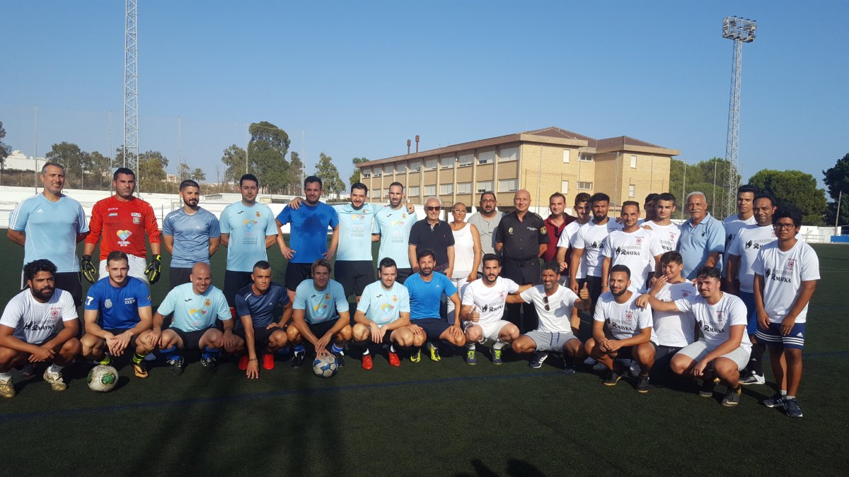 Foto de familia de los dos equipos instantes antes de arrancar el partido.