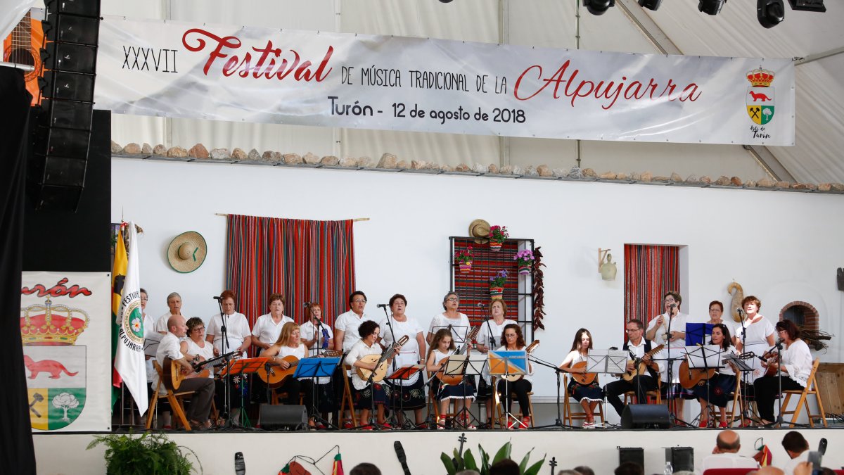 Imágenes de la celebración del XXXVII Festival de Música Tradicional de la Alpujarra celebrada en Turón (Granada).