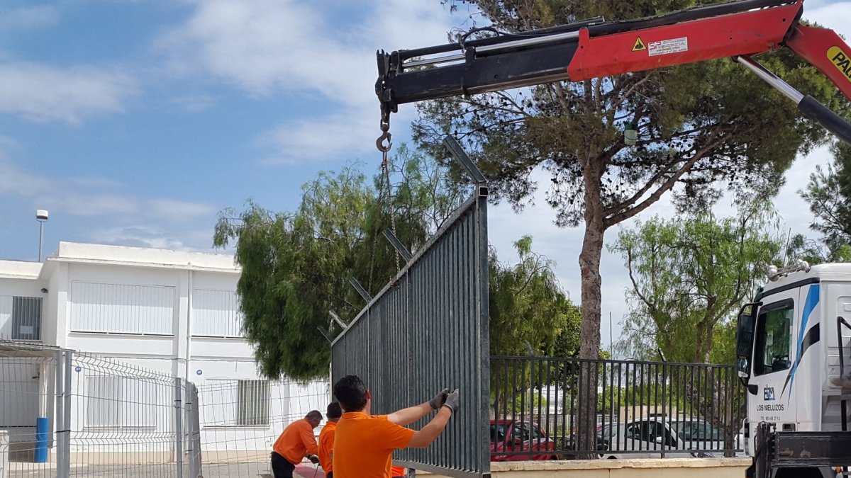 Operarios trabajando en uno de los centros.
