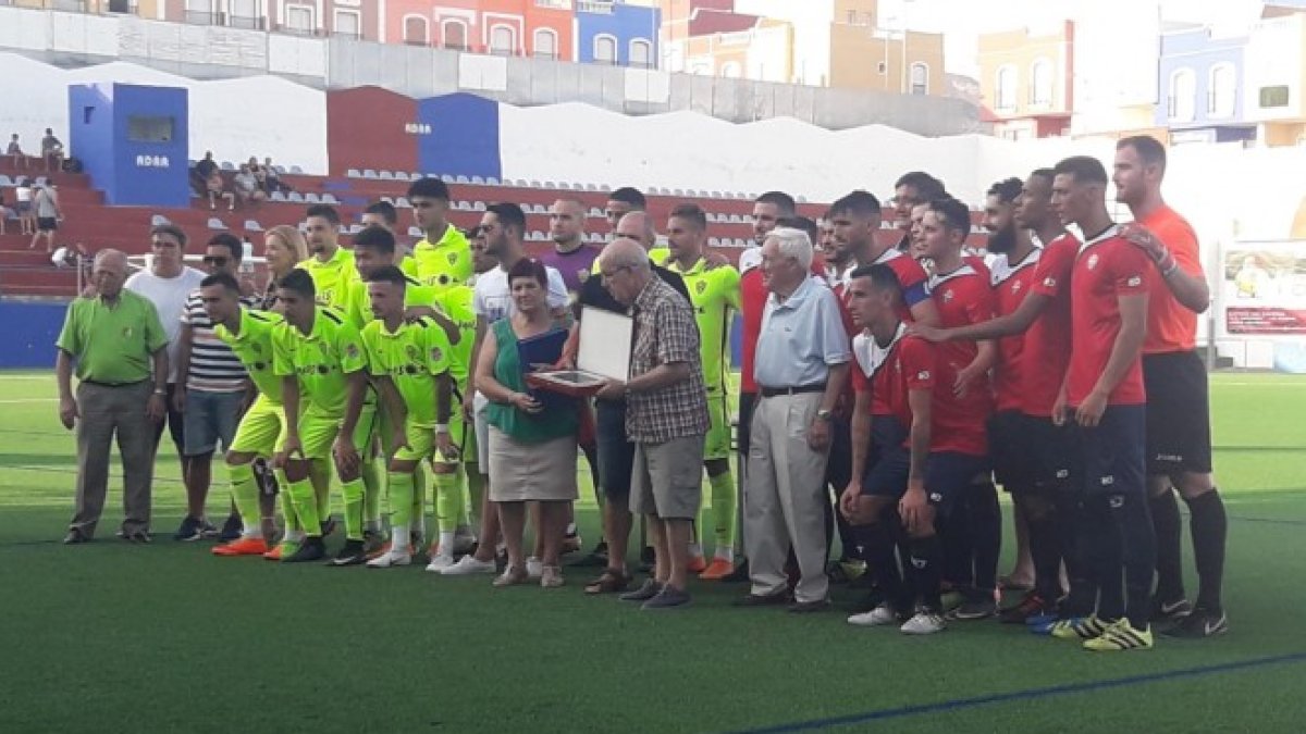 Los jugadores rindiendo homenaje a Parrilla.