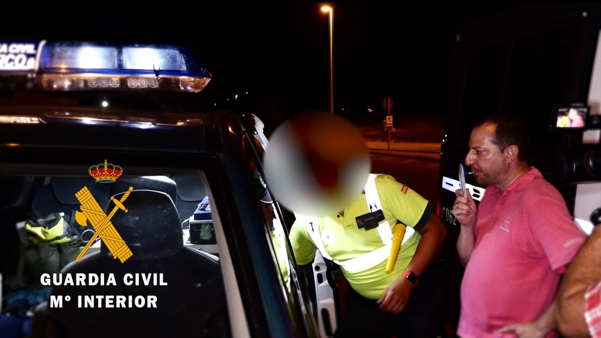 La Guardia Civil realiza un control de drogas.