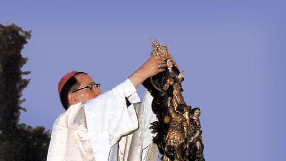 Momento en el que el nuncio del Papa coronó a la Virgen del Saliente.