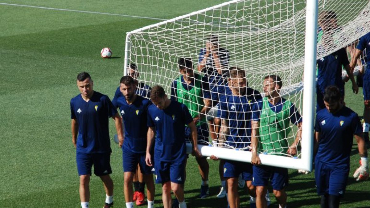 Los jugadores del Cádiz cargan con la portería.