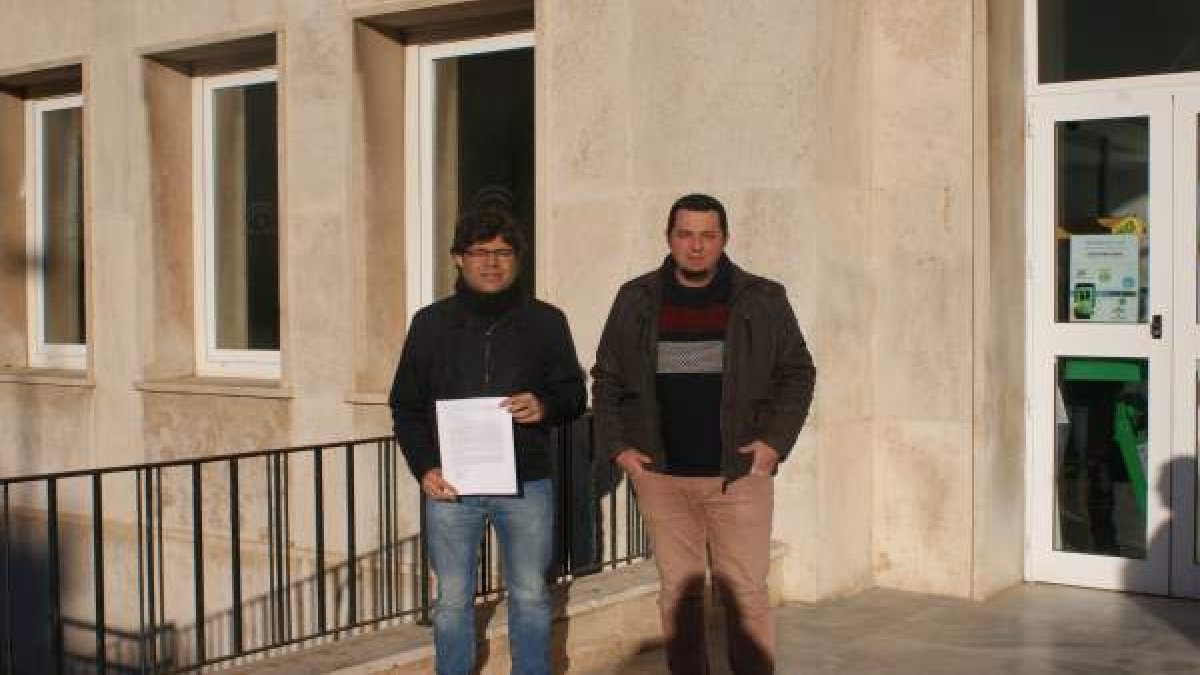 Alexis Pineda, en la Delegación de Salud con las 2.000 firmas pidiendo la ambulancia.