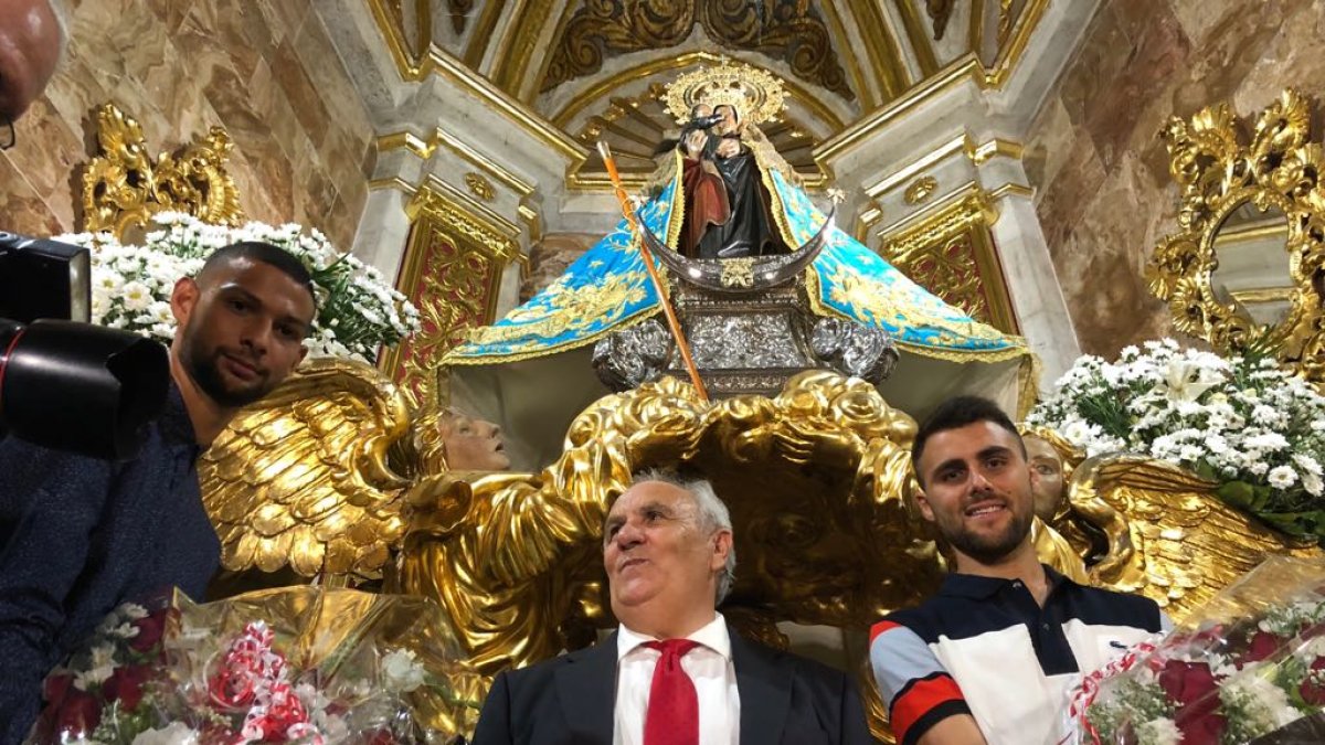 Alfonso García junto a sus dos capitanes en el camarín.