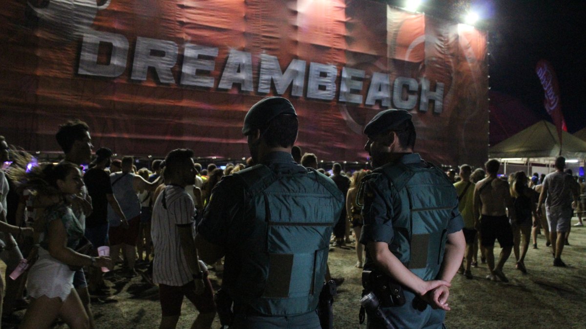 Agentes vigilan el acceso al festival momentos antes de la sesión de Martin Garrix.