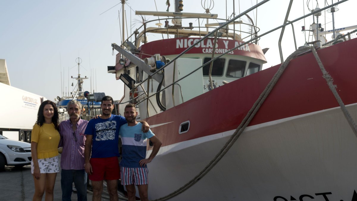 Concejala de Festejos, Ana María Moreno junto a Nicolas López y familia, de la embarcación \'Nicolas y Ana\'.