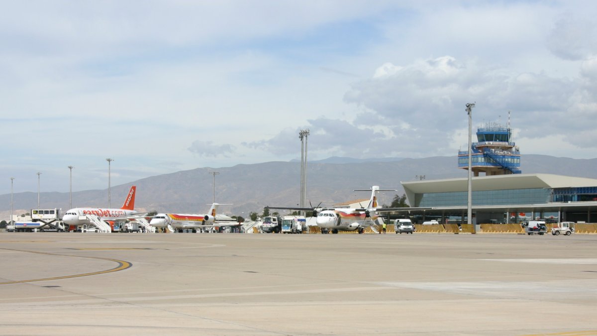 Varios aviones en el aeropuerto de Almería