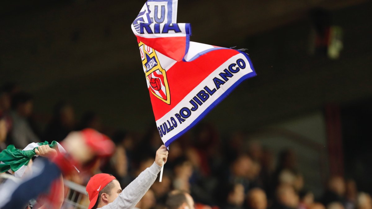 La bandera rojiblanca al viento en Lugo en la jornada 42.