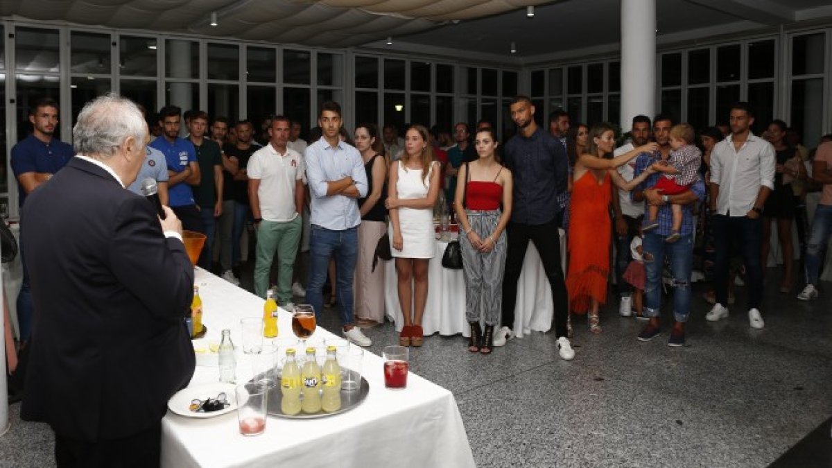 Alfonso García hablando a sus futbolistas.