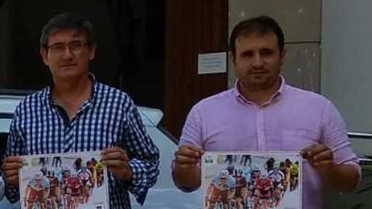 Manuel Cortés y Jesús Rivera con el cartel de la carrera.