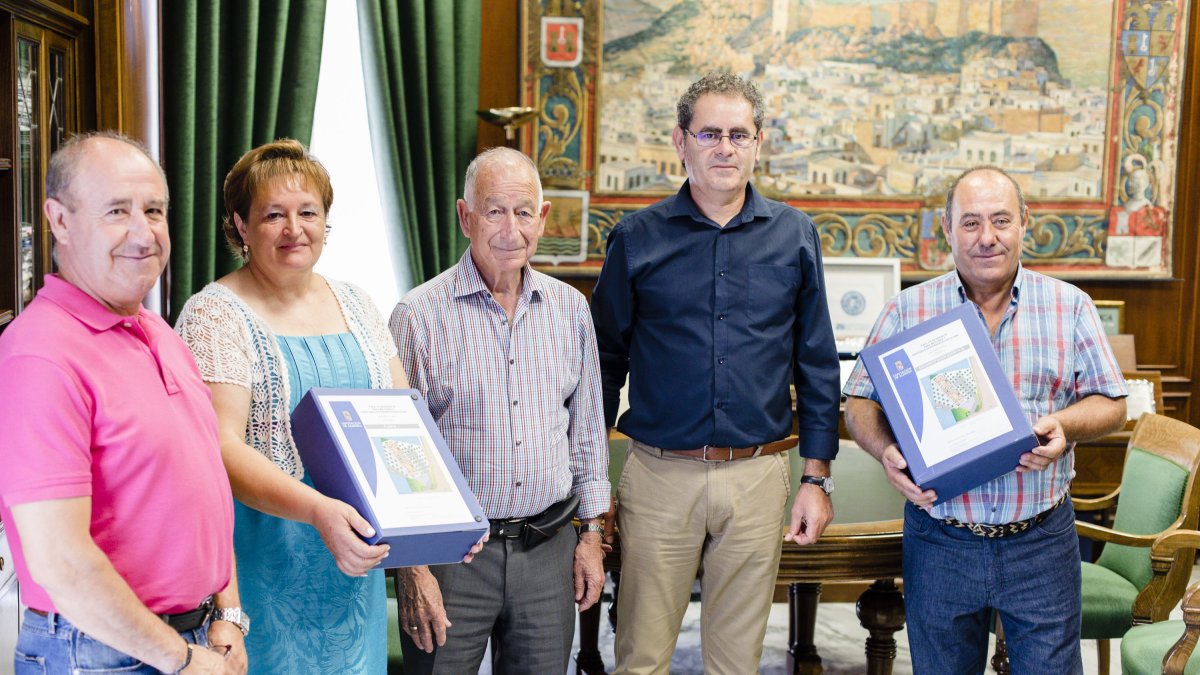 La alcaldesa y el concejal, con el proyecto elaborado por técnicos de Diputación y que les ha entregado el presidente.