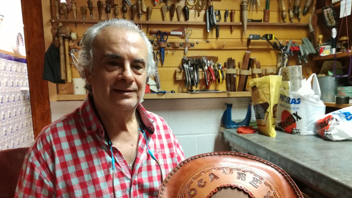 Magaña en su taller con el fundón que entregará a Roca Rey.