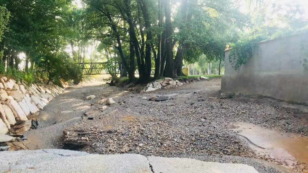 Destrozos causados por el agua en el centro del pueblo.