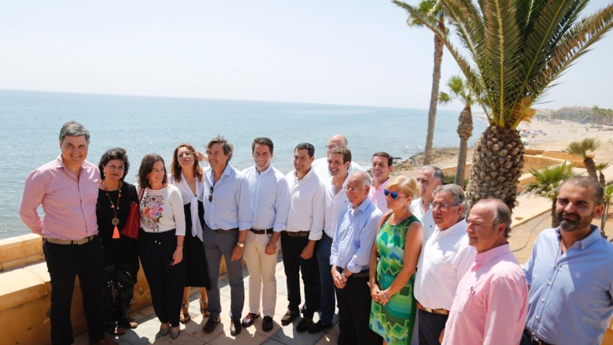 Dirigentes populares con el presidente nacional, Pablo Casado, en Roquetas.