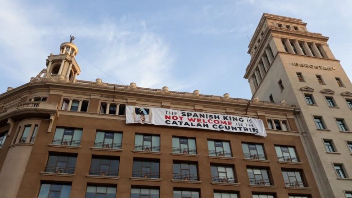 Pancarta colocada en el lugar del homenaje a las víctimas de los atentados en Barcelona.