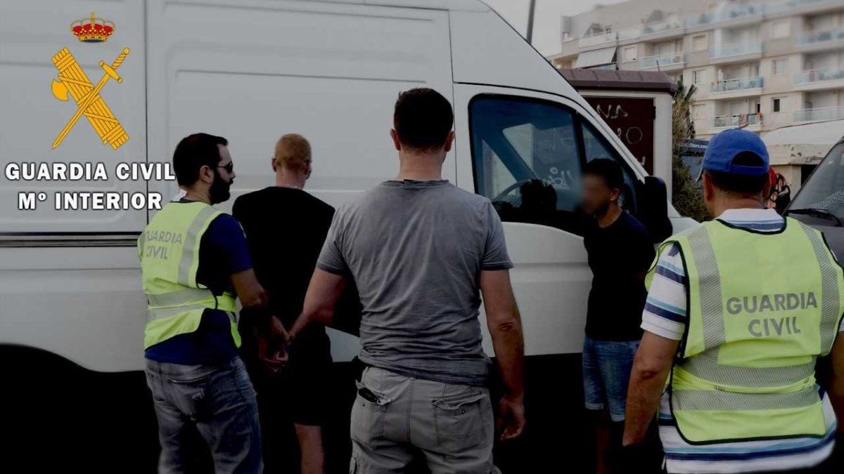 Detención de las personas presuntamente involucradas en el robo y venta.