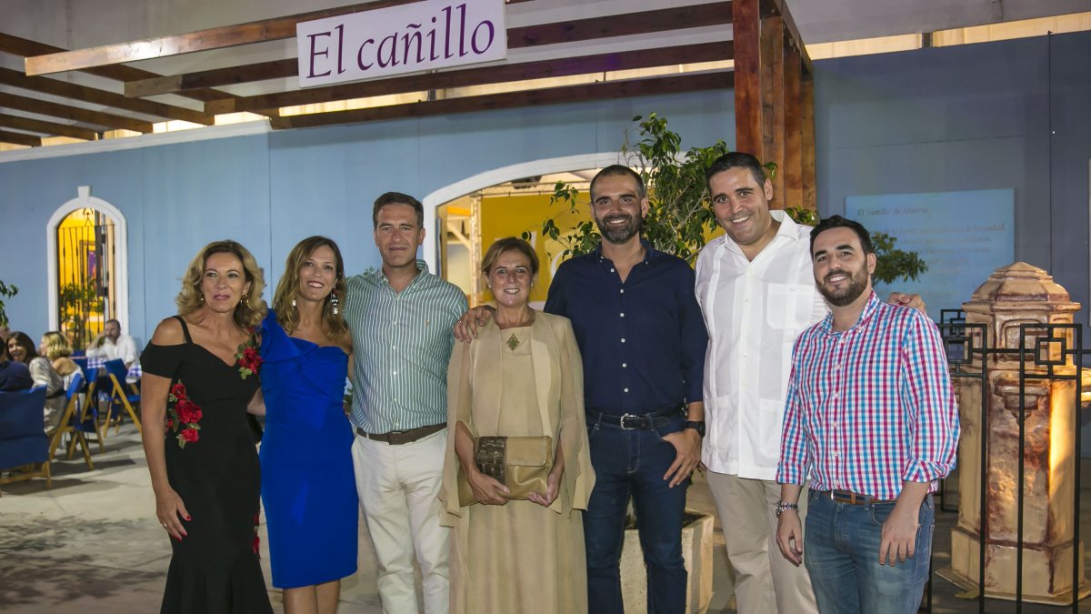 El alcalde y concejales de su equipo de gobierno en la Caseta del Cañillo.