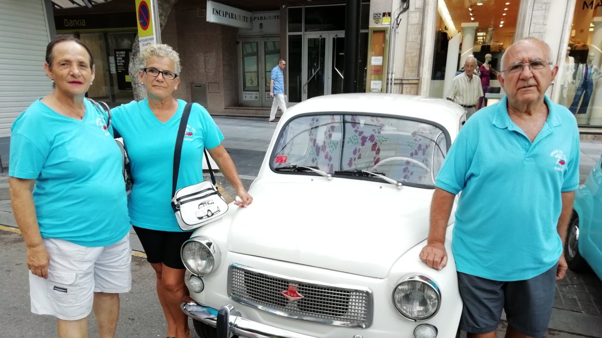 Algunos amigos del 600 mostrando orgullosos su coche.
