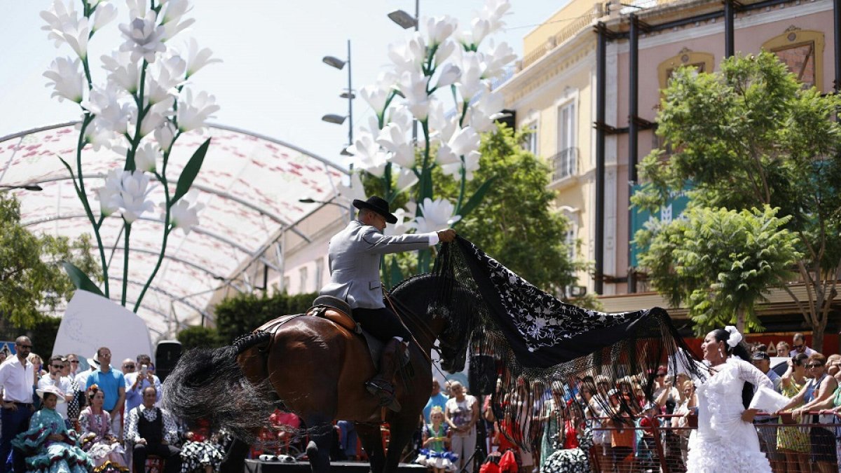 El arte de una bailaora y el caballo, en Puerta de Purchena para inaugurar la Feria del Mediodía.