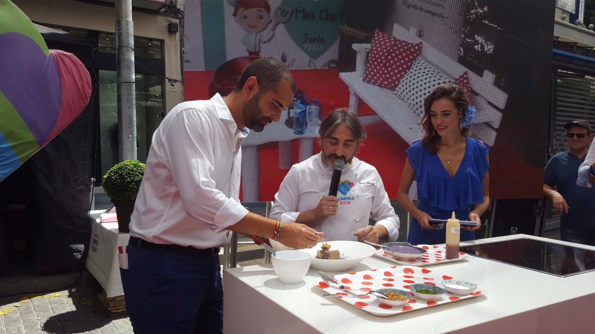 Emplatado del mormo de atún en escabeche, elaborado por Tony García, en la que participó el alcalde de Almería, Ramón Fernández Pacheco.