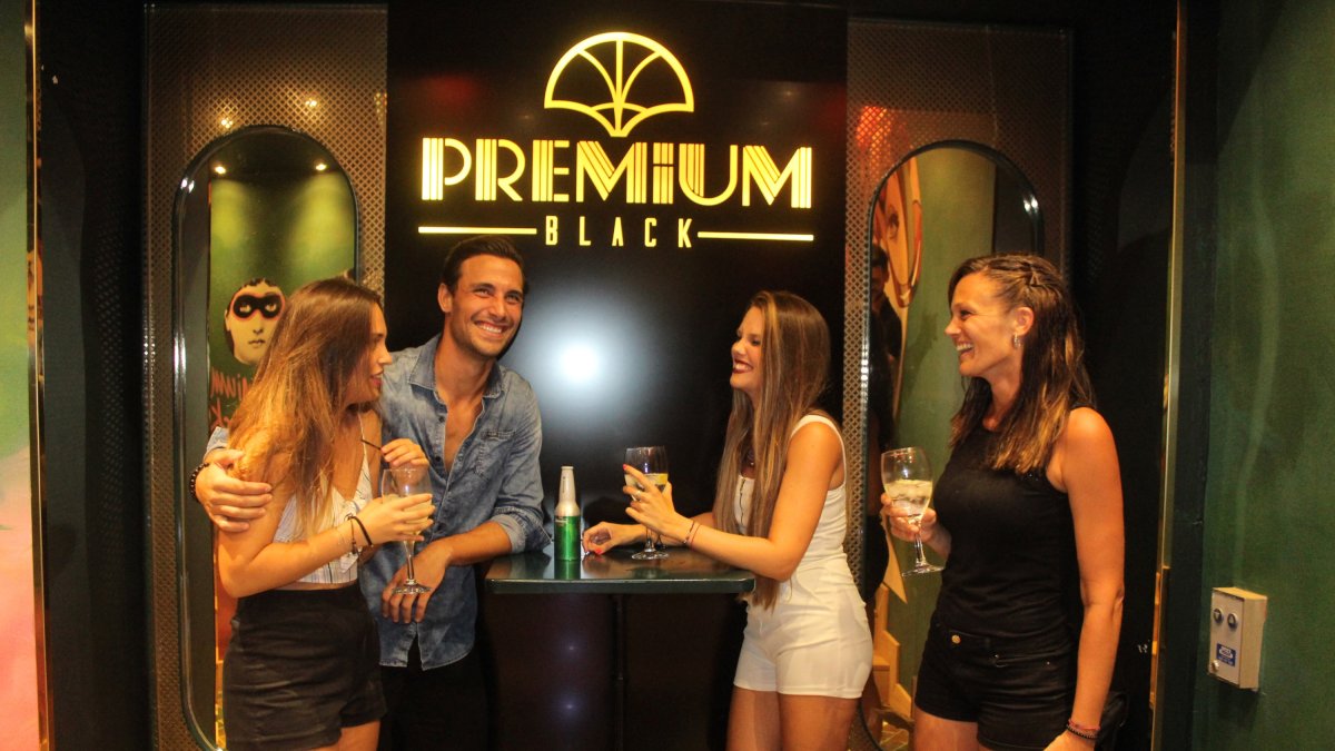 Jaime Astrain, imagen de Premium Black, junto a las hermanas Raisa, Teiga y Laura Carretero.