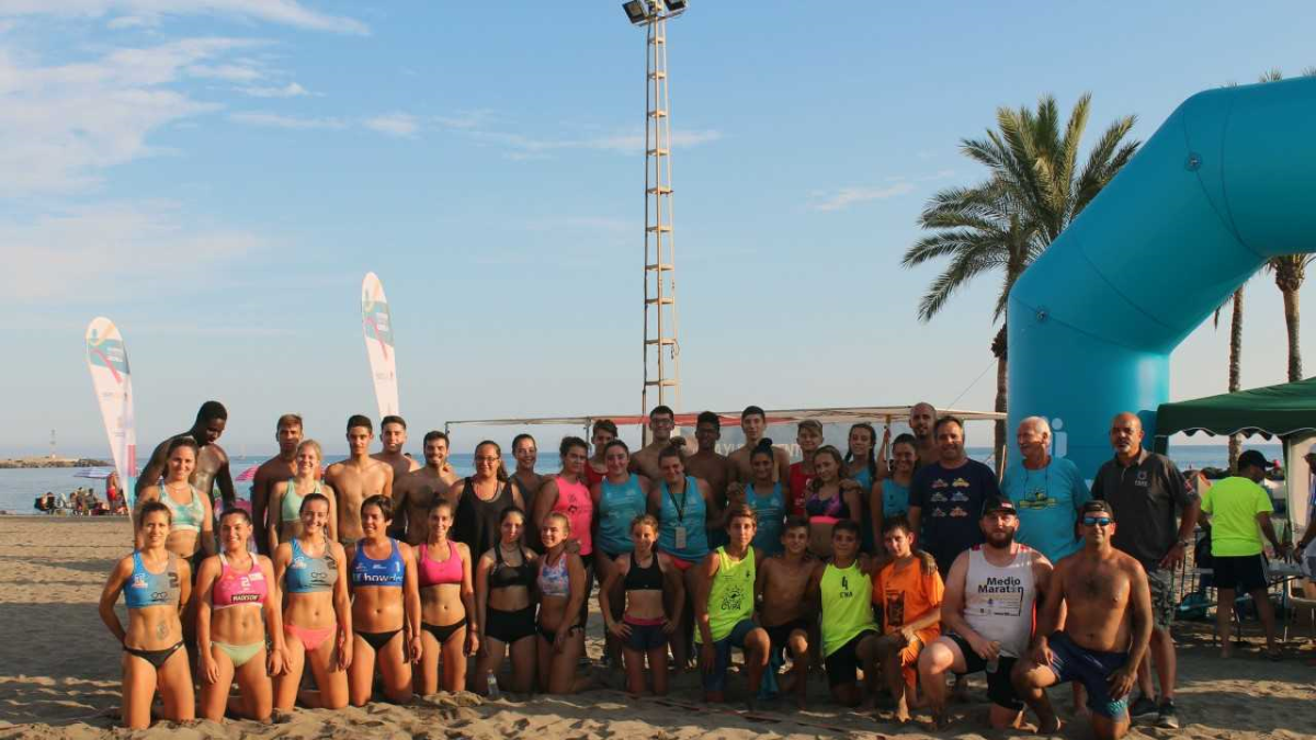 La gran familia del Mintonette posa en la arena.