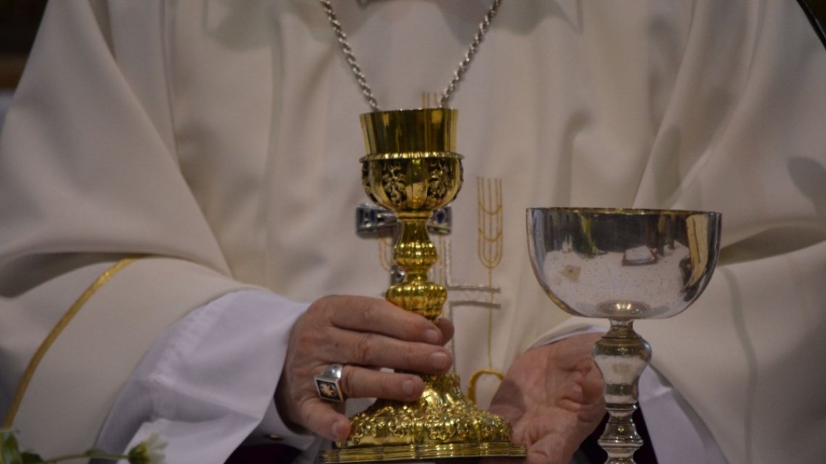 El vino, junto al pan es uno de los elementos esenciales en la eucaristía.