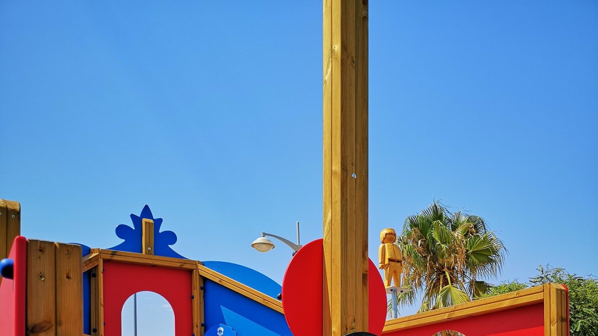 Los míticos juguetes inspiran y decoran el flamante parque infantil de La Mojonera.