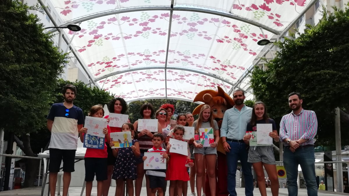 Foto de familia con los ganadores del concurso de dibujo.