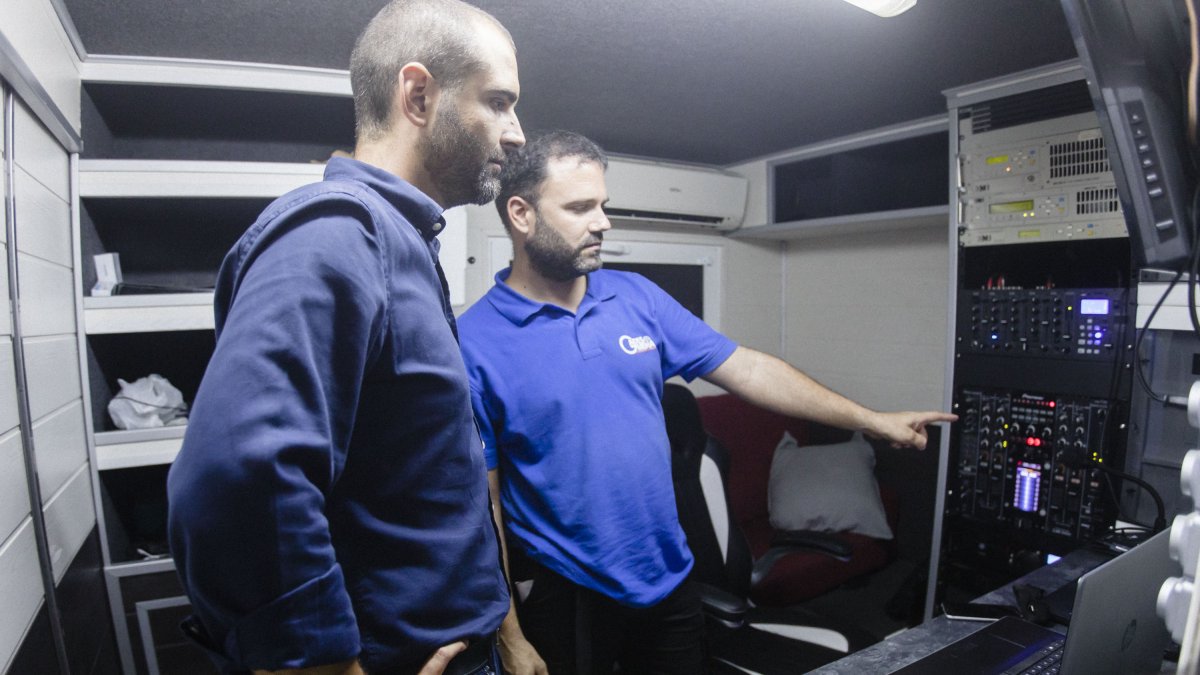 El alcalde visita el centro de operaciones instalado en el recinto ferial de la Vega de Acá.