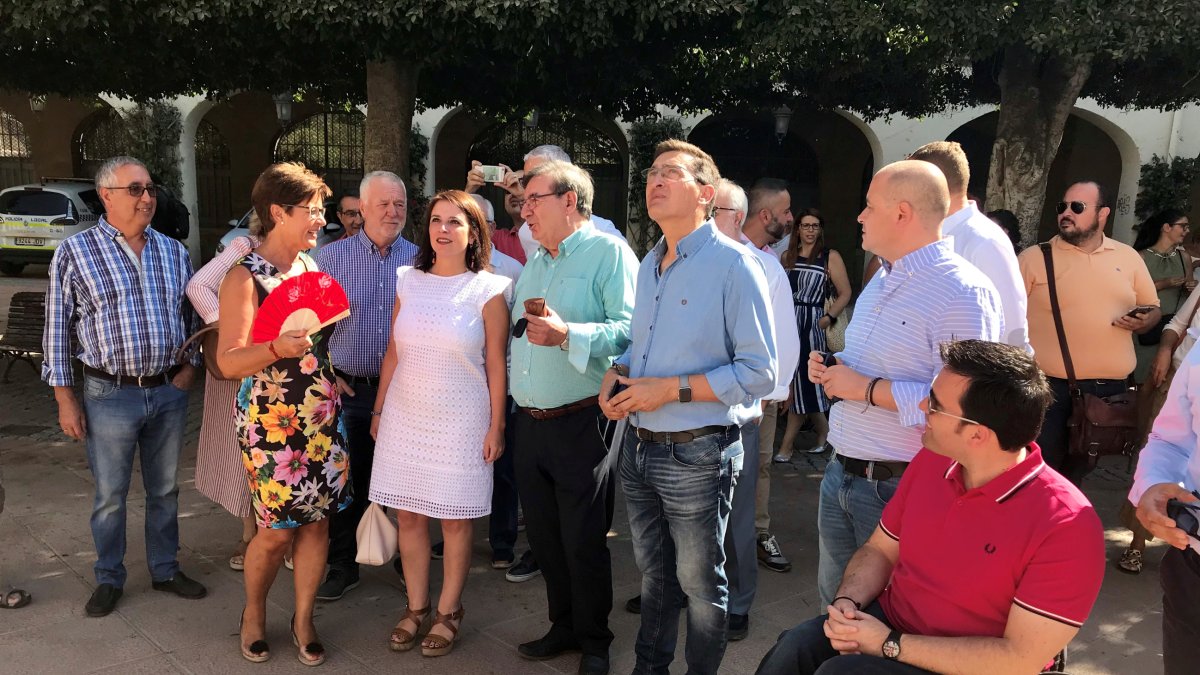 Adriana Lastra en la Plaza de la Constitución visitando el monumento a Los Coloraos.
