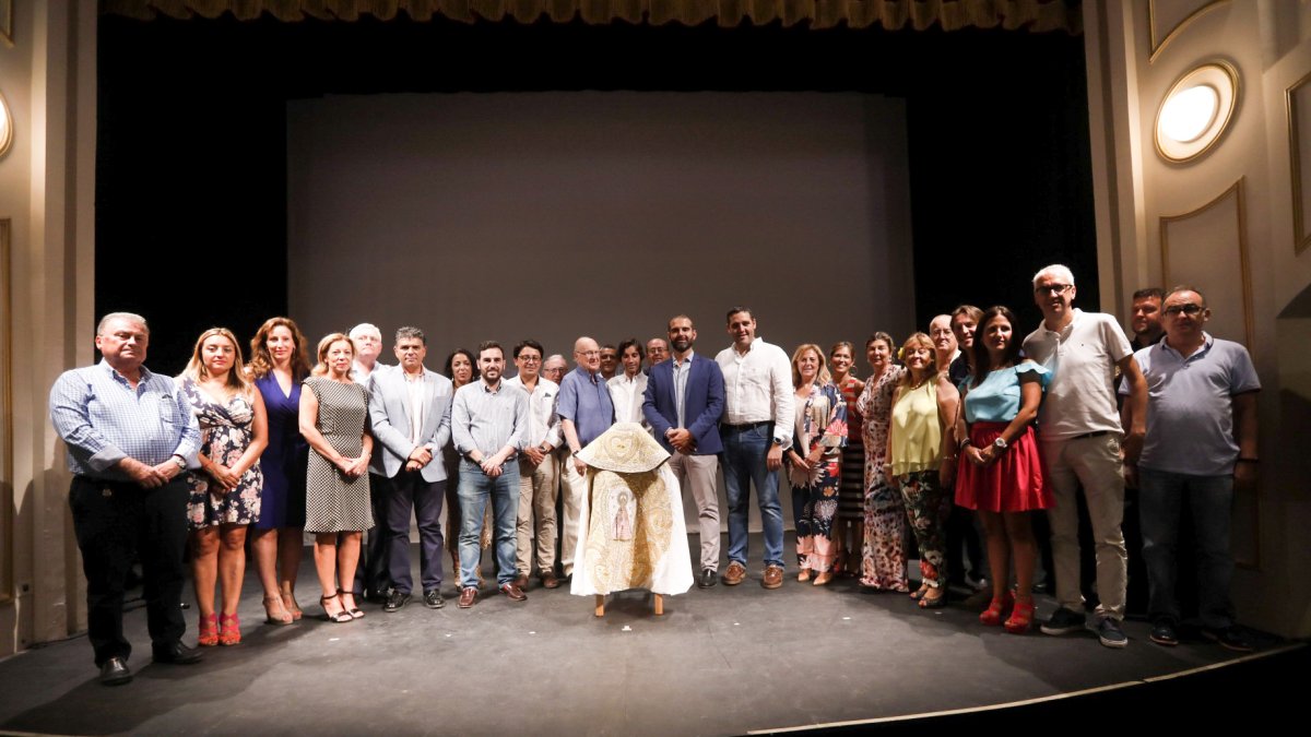 Foto de familia tras la entrega del Capote de Paseo a Curro Díaz.