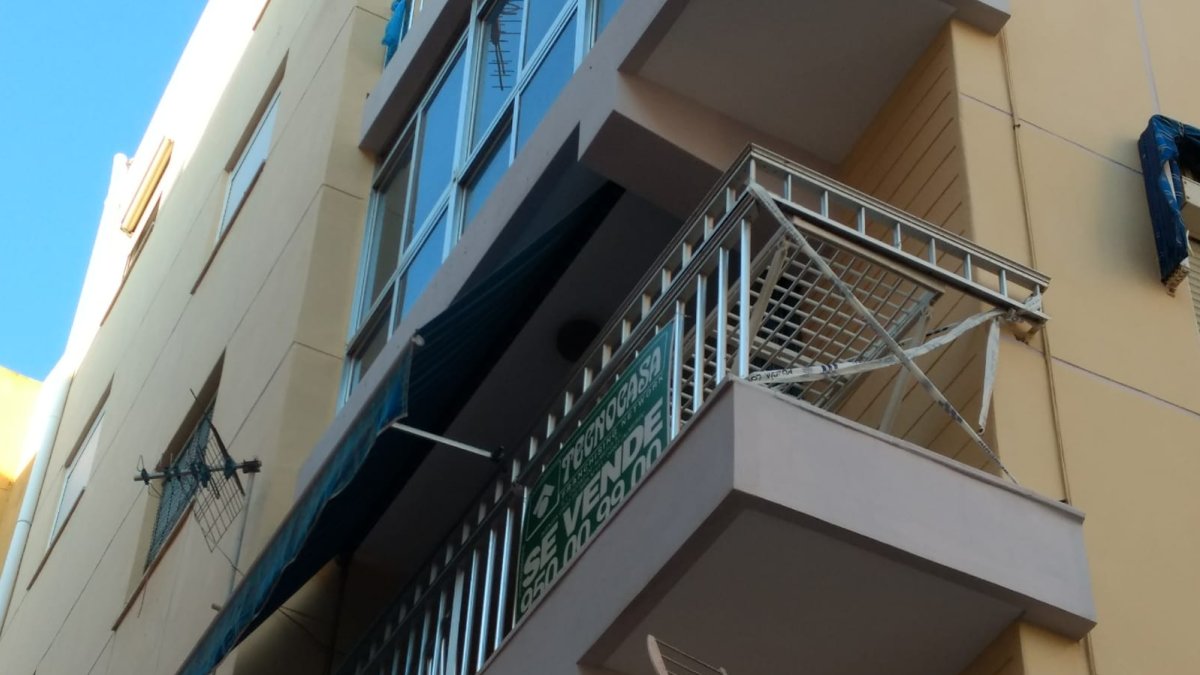 Imagen del balcón desde el que se ha precipitado la pequeña.