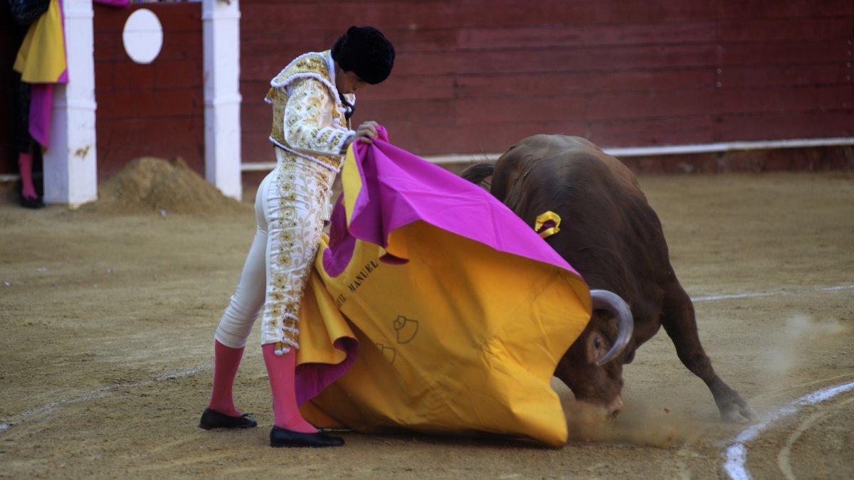 Ruiz Manuel, toreando de capote a su primer toro.