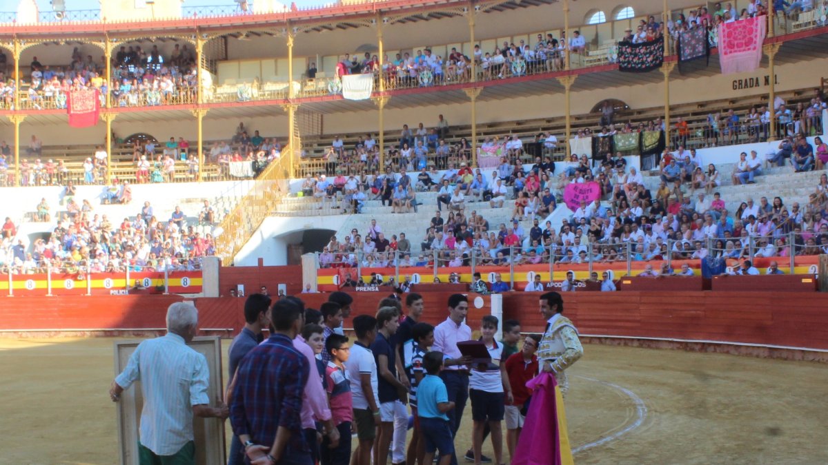 Ruiz Manuel recibe el homenaje de la Escuela Municipal Taurina.