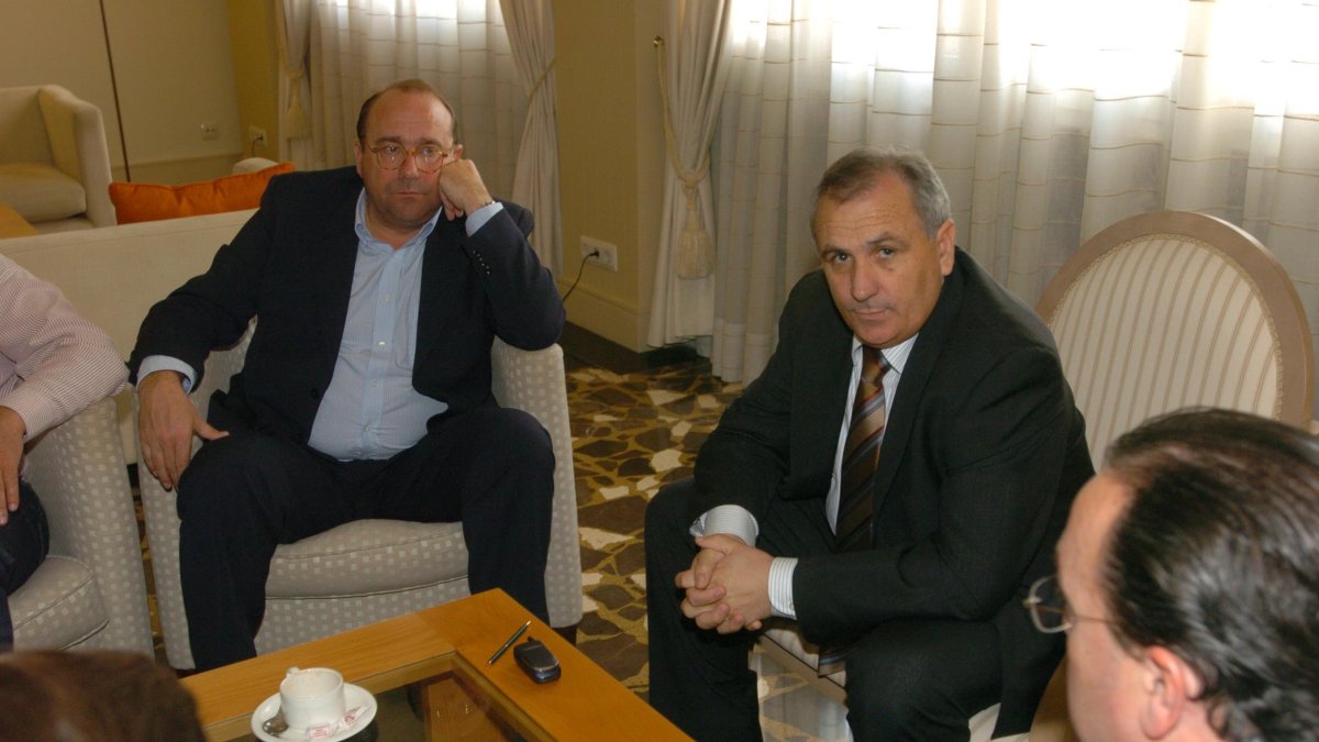 Alfonso García ante dos hombres que no le dieron la razón en todo: Flores y Juan Carrillo.