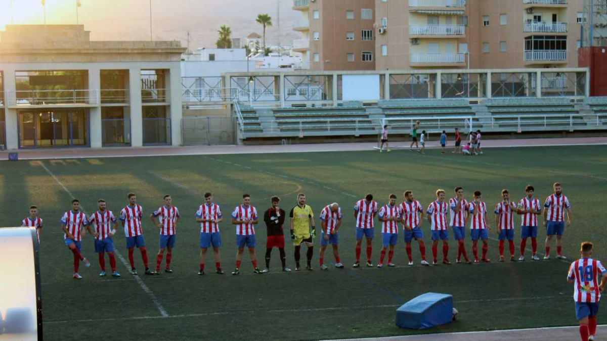 Los jugadores del Poli saludan a la afición.