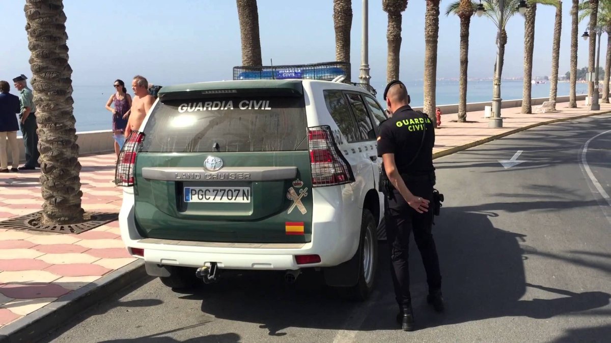 Guardia Civil patrullando en el municipio de Roquetas.