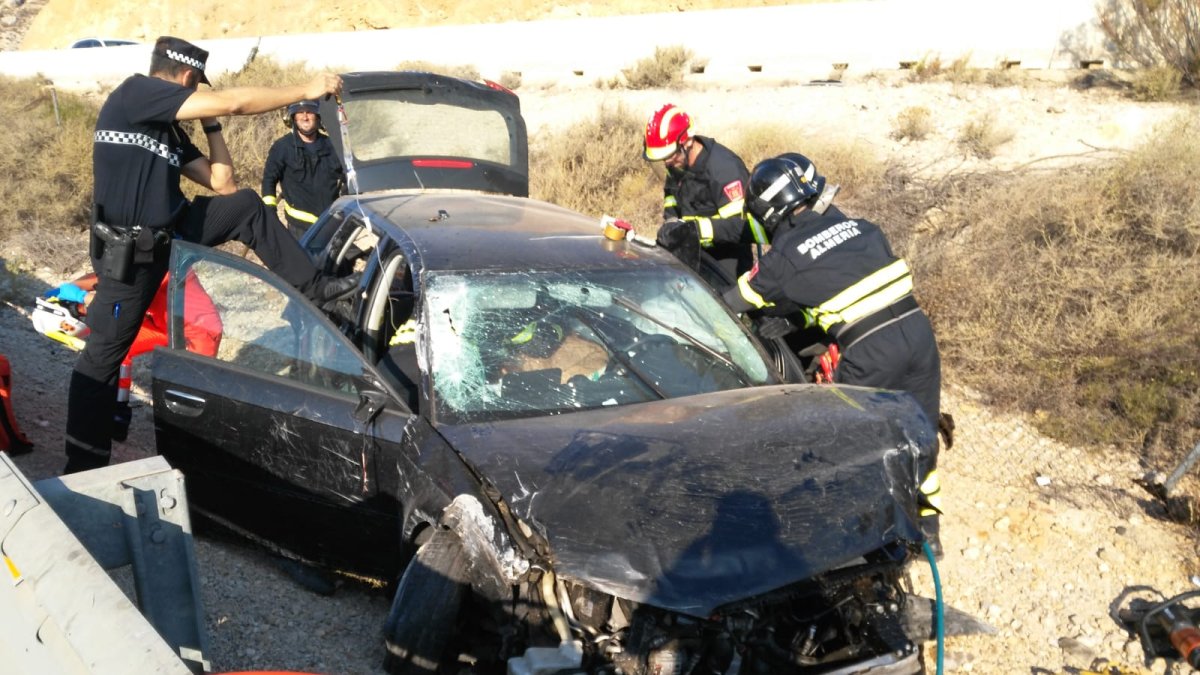 Los servicios de emergencia han procedido a la excarcelación del conductor.
