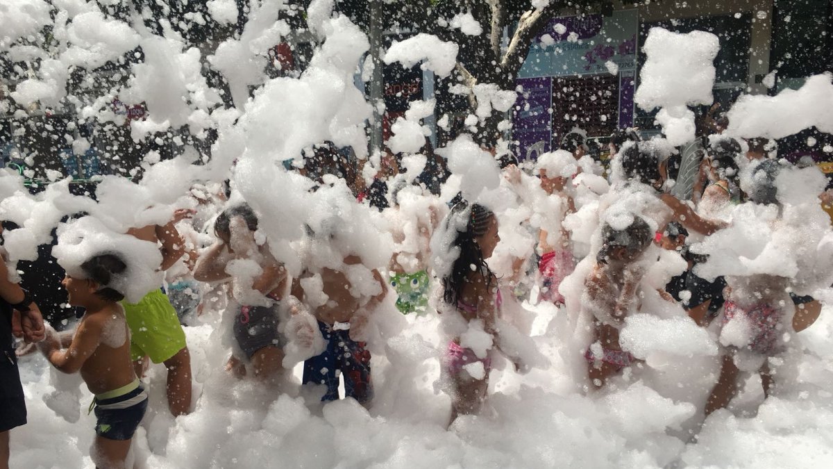 Los niños han disfrutado como los críos que son en la Fiesta de la Espuma.
