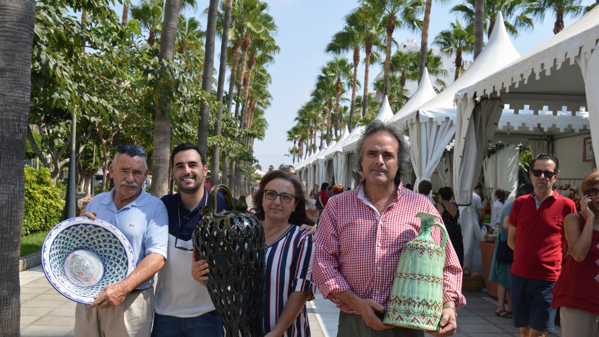 El concejal de Cultura con los ganadores del certamen.