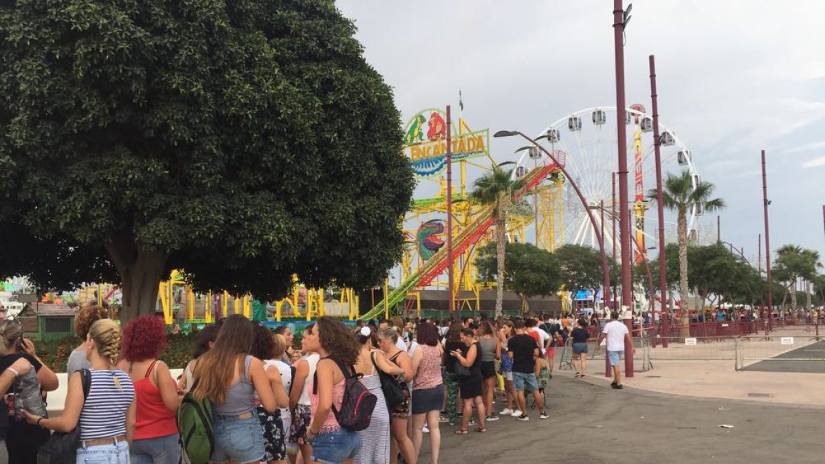 Colas en el Ferial para acceder al Recinto de Conciertos minutos antes de la apertura de puertas.