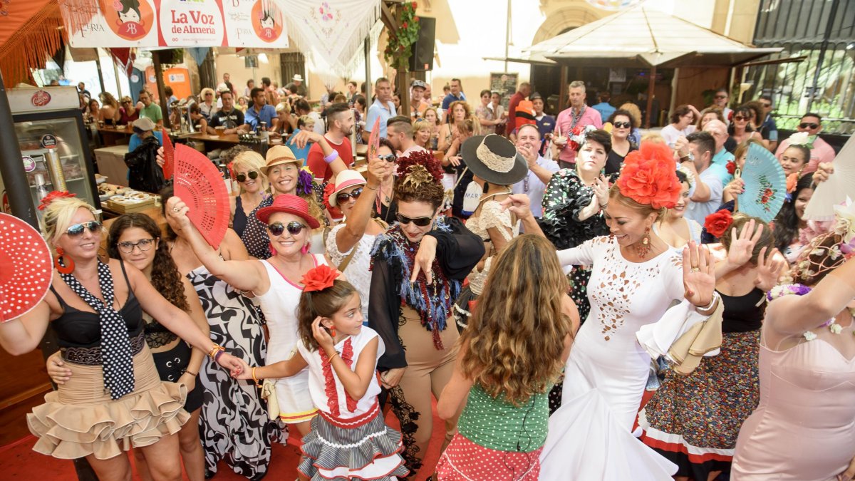 Ambientazo en el ambigú de La Bodeguilla con una veintena de flamencas y las charangas que animaron a los presentes a bailar sus piezas más clásicas.
