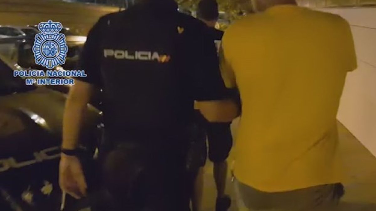 Uno de los detenidos durante la operación.
