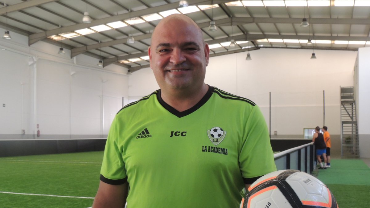 Cintas posa para LA VOZ con un balón en La Academia de Fútbol Indoor.