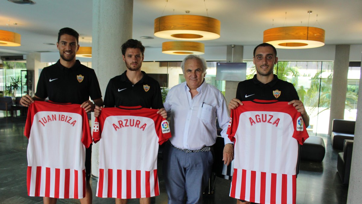 Alfonso García los ha llegado a presentar hasta de tres en tres.