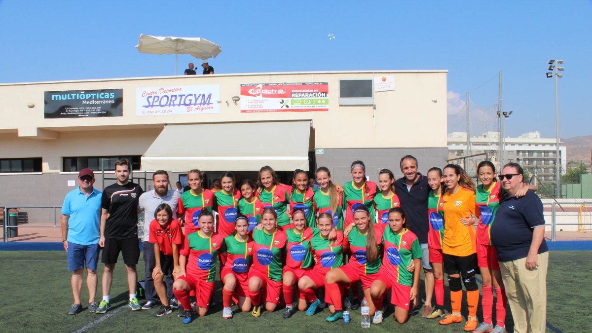 Foto de familia del Pavía con el concejal de Deportes.