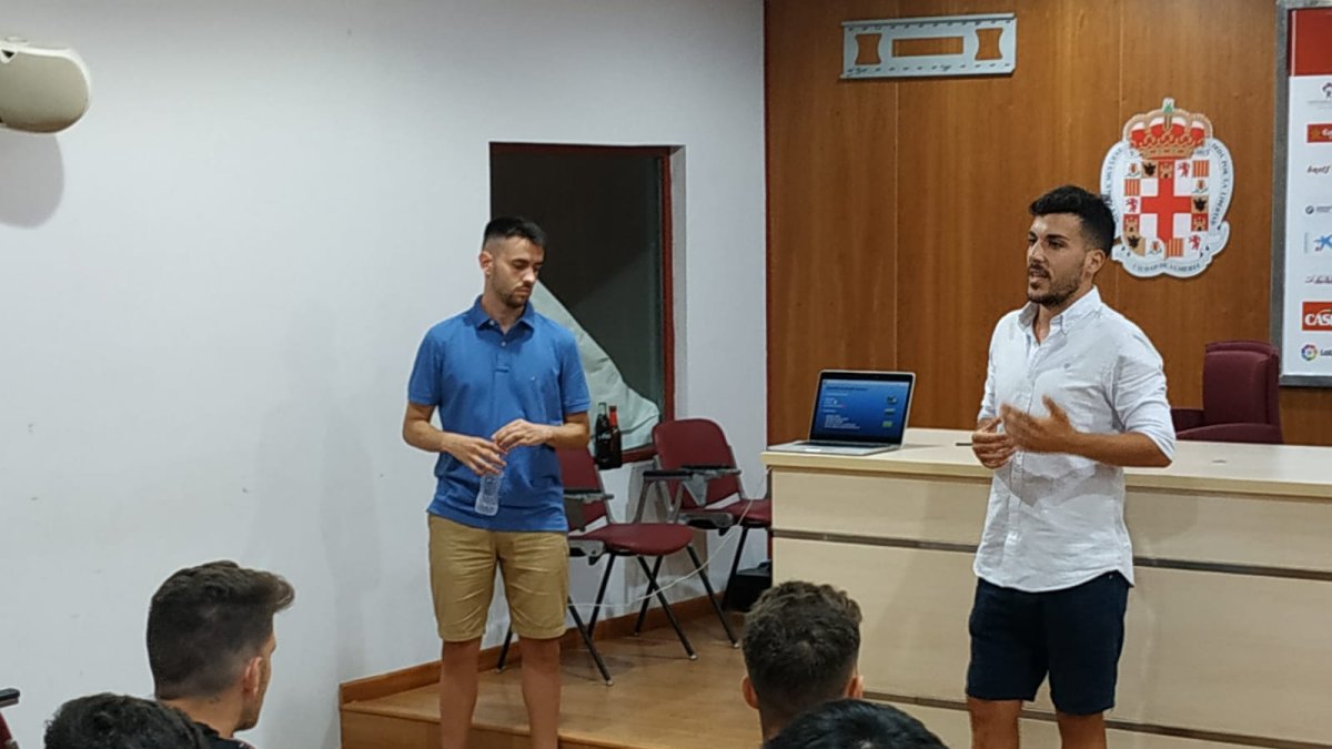 Sánchez Villalobo se dirige a la plantilla del Almería B.