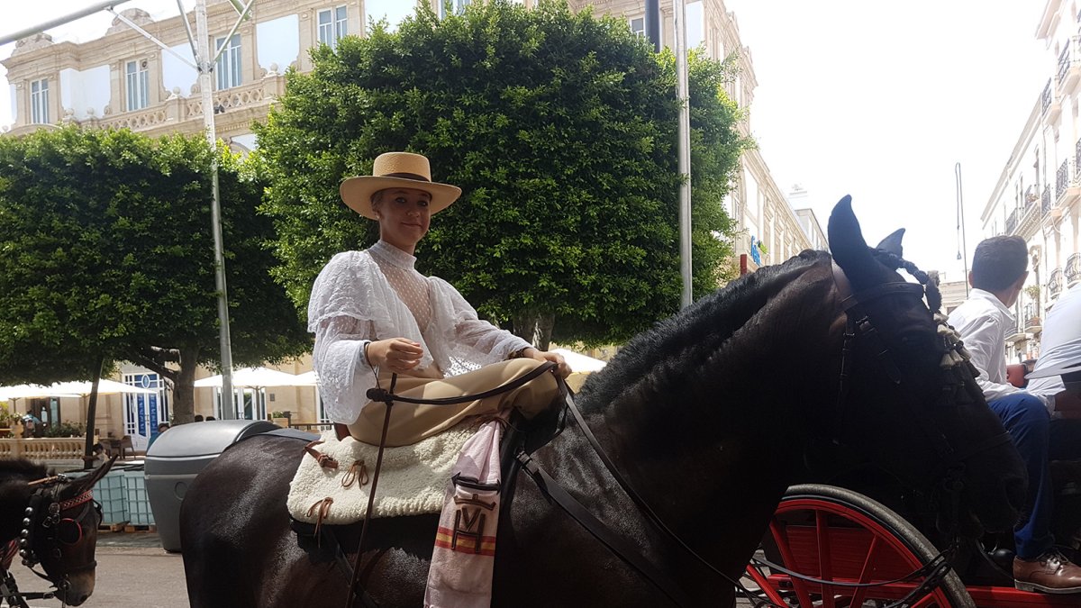 Desfile de caballos en el paseo de Almería durante esta feria